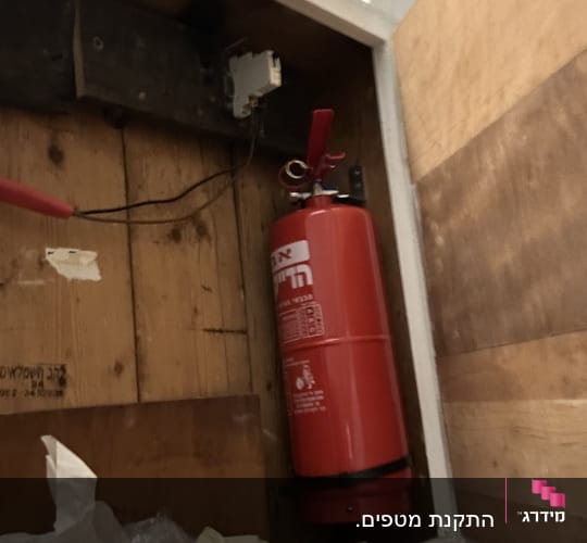 מטף כיבוי אש בארון עץ פתוח